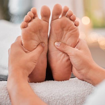 Eine Person führt eine Massage oder Behandlung an einem Unterarm durch.